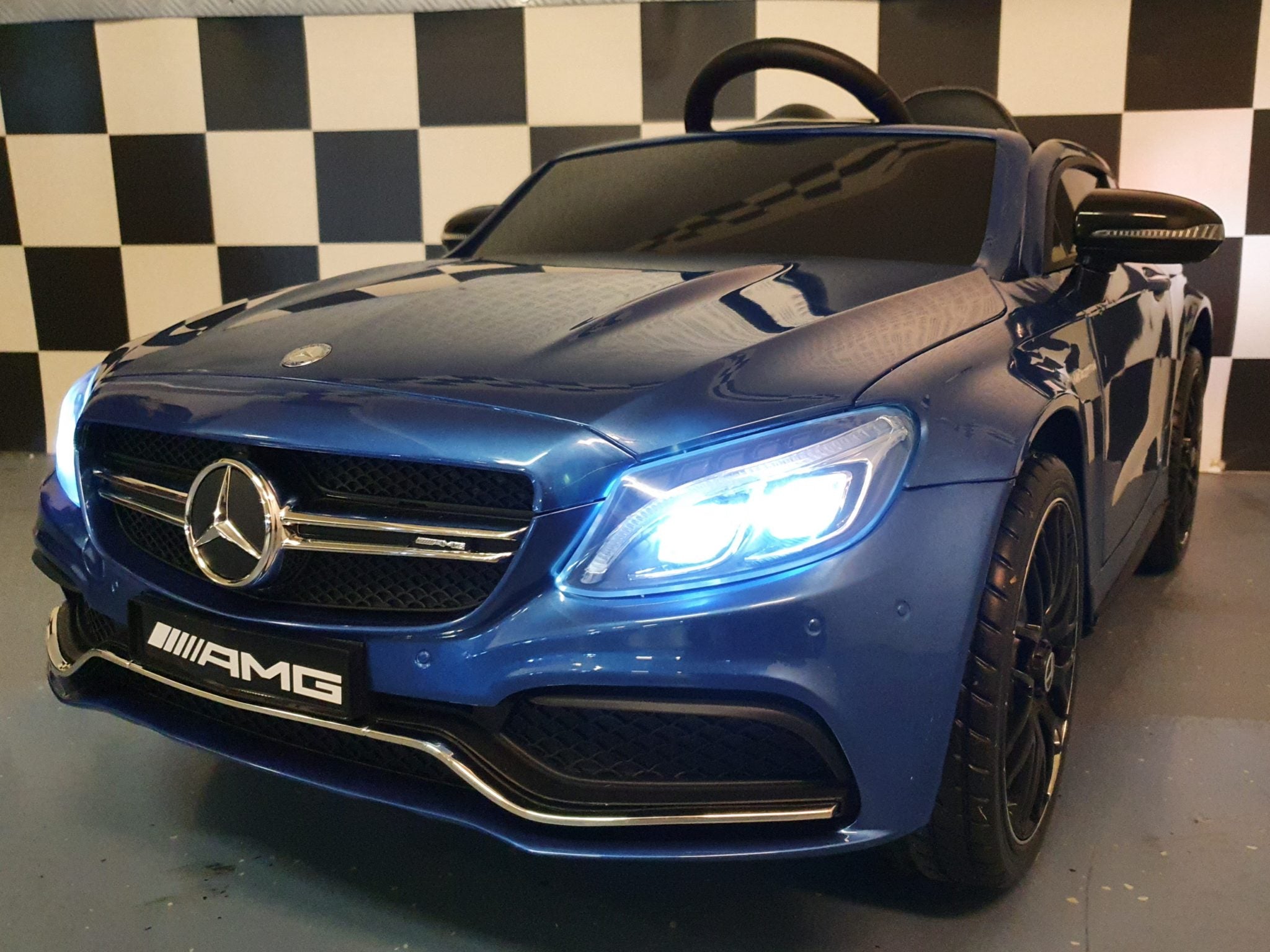 Elektrische speelgoedauto Mercedes C63 12 volt met RC metallic blauw