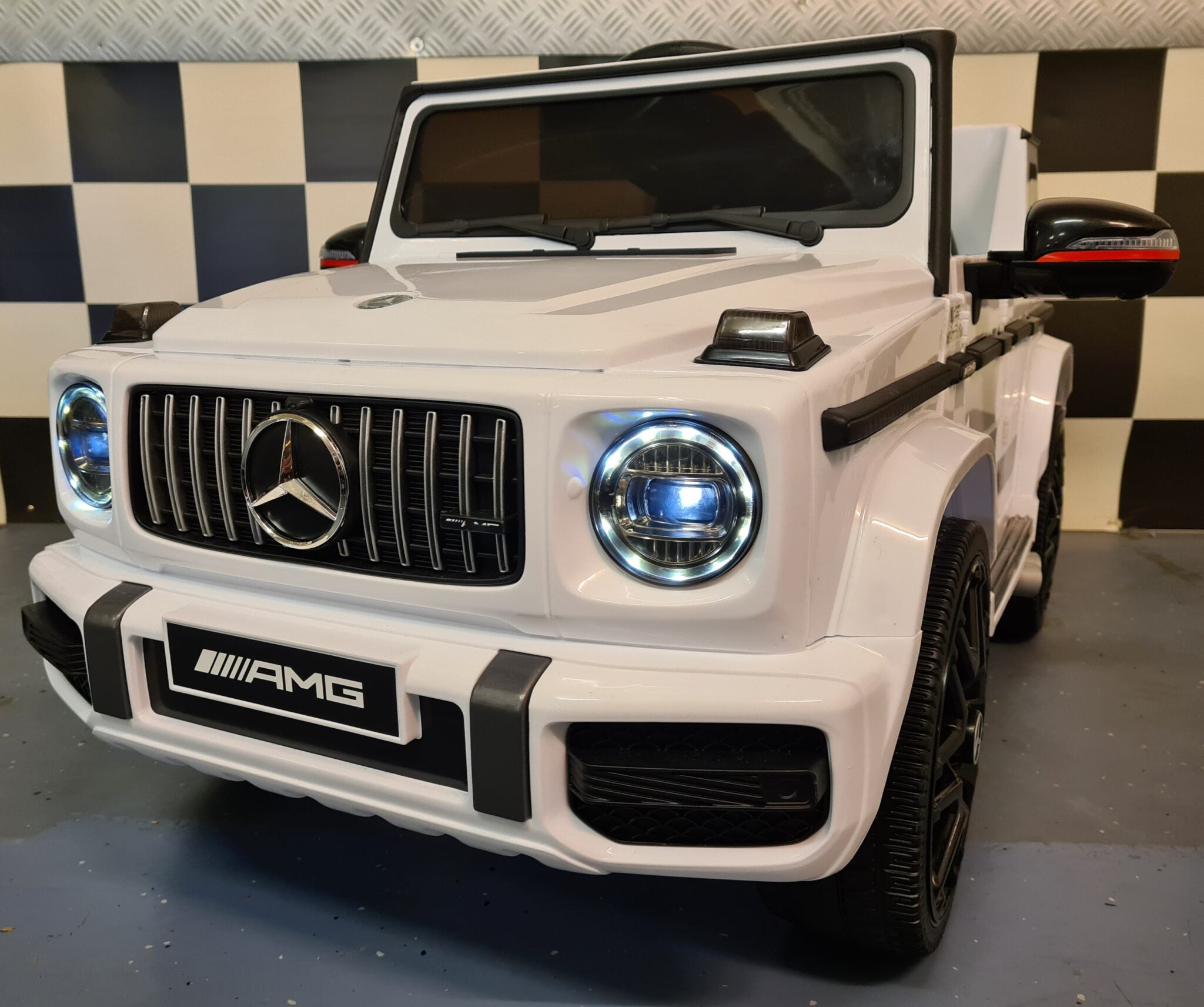 Mercedes G63 kinderauto 12V wit met soft start 1 persoons