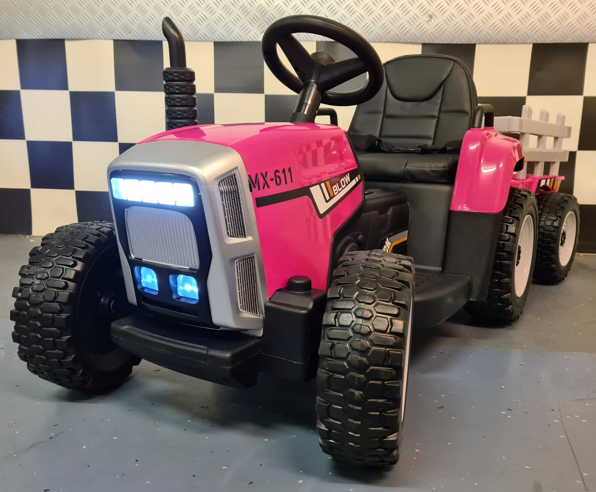 Speelgoed kinder tractor 12 volt met aanhanger en RC roze