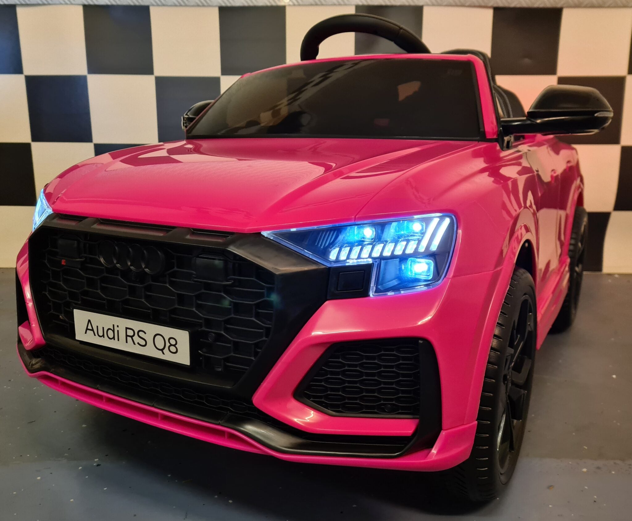 Kinderauto Audi Q8 met RC en 12 volt roze 1 persoons