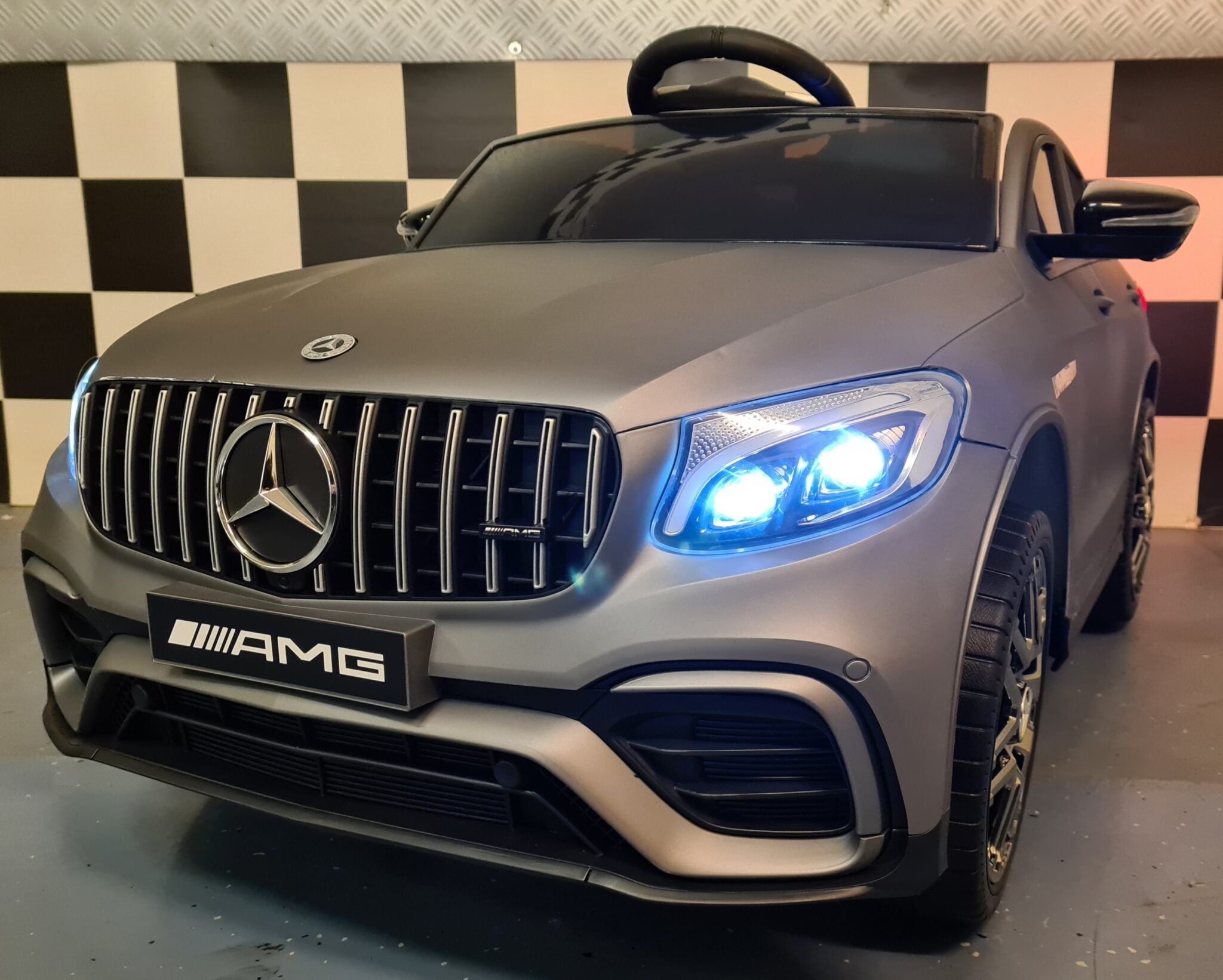 Elektrische kinderauto Mercedes AMG GLC mat grijs