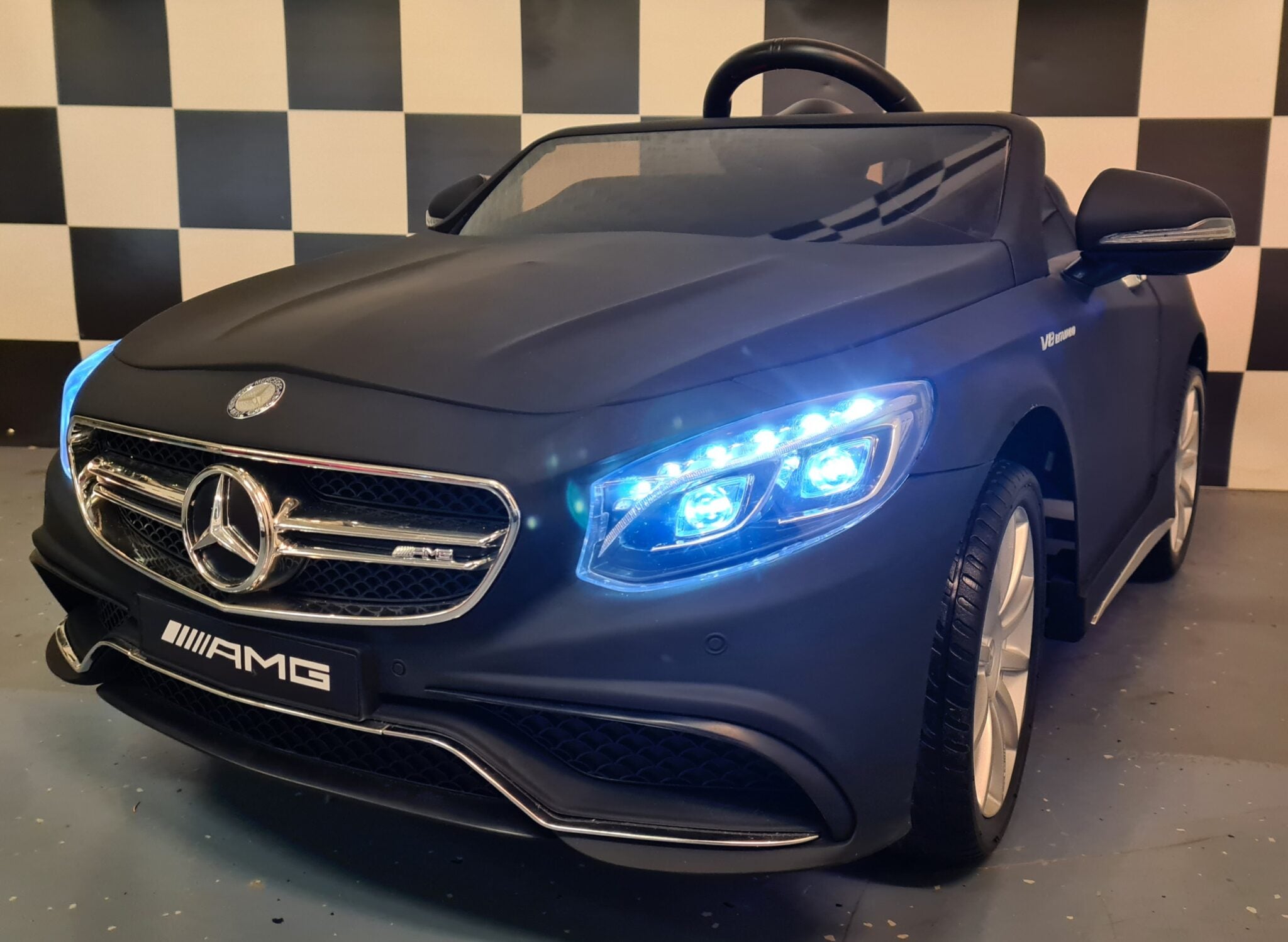 Kinderauto Mercedes S63 AMG 12V soft start mat zwart