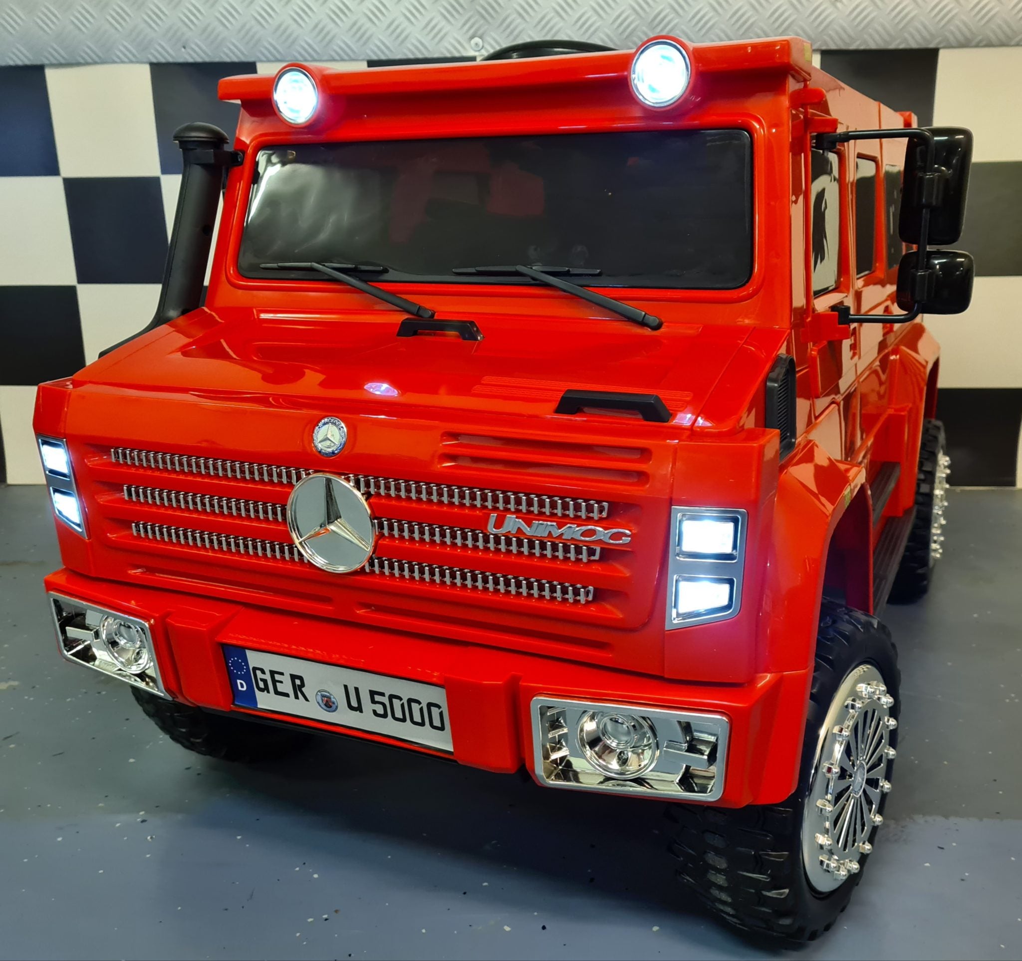 Elektrische kinderjeep Mercedes Unimog 2.4G RC 12Volt 1 persoons rood