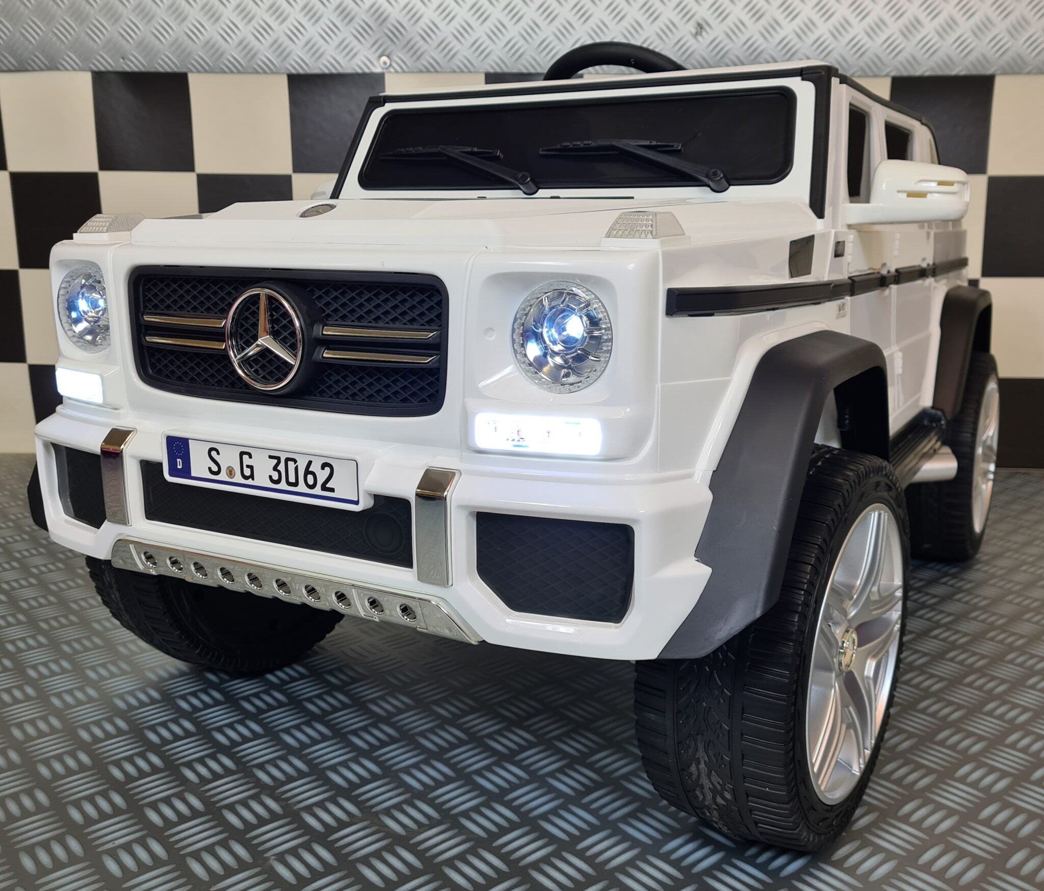 Elektrische kinderauto Mercedes Maybach G650 wit