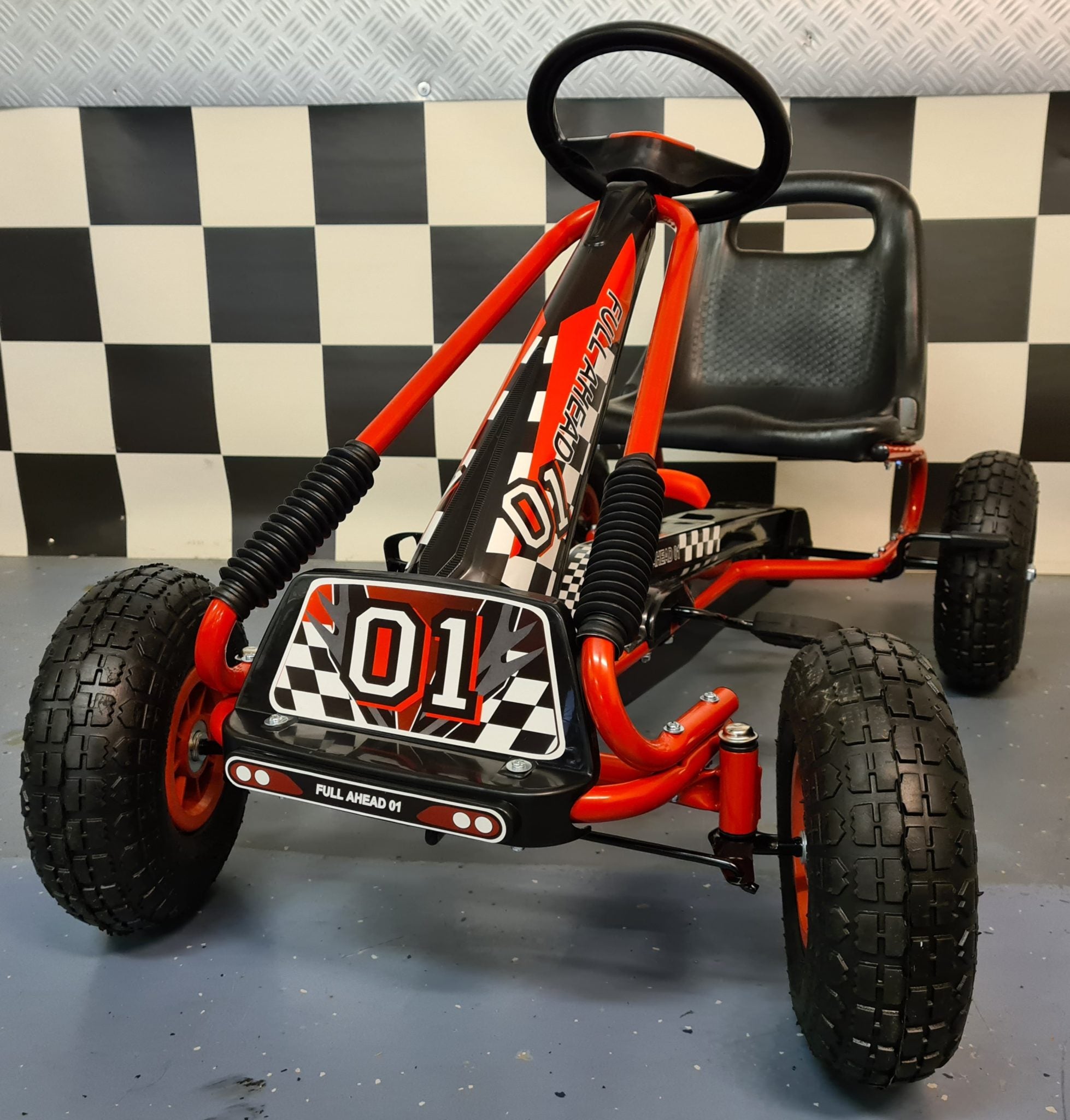 Skelter met luchtbanden rood zwart