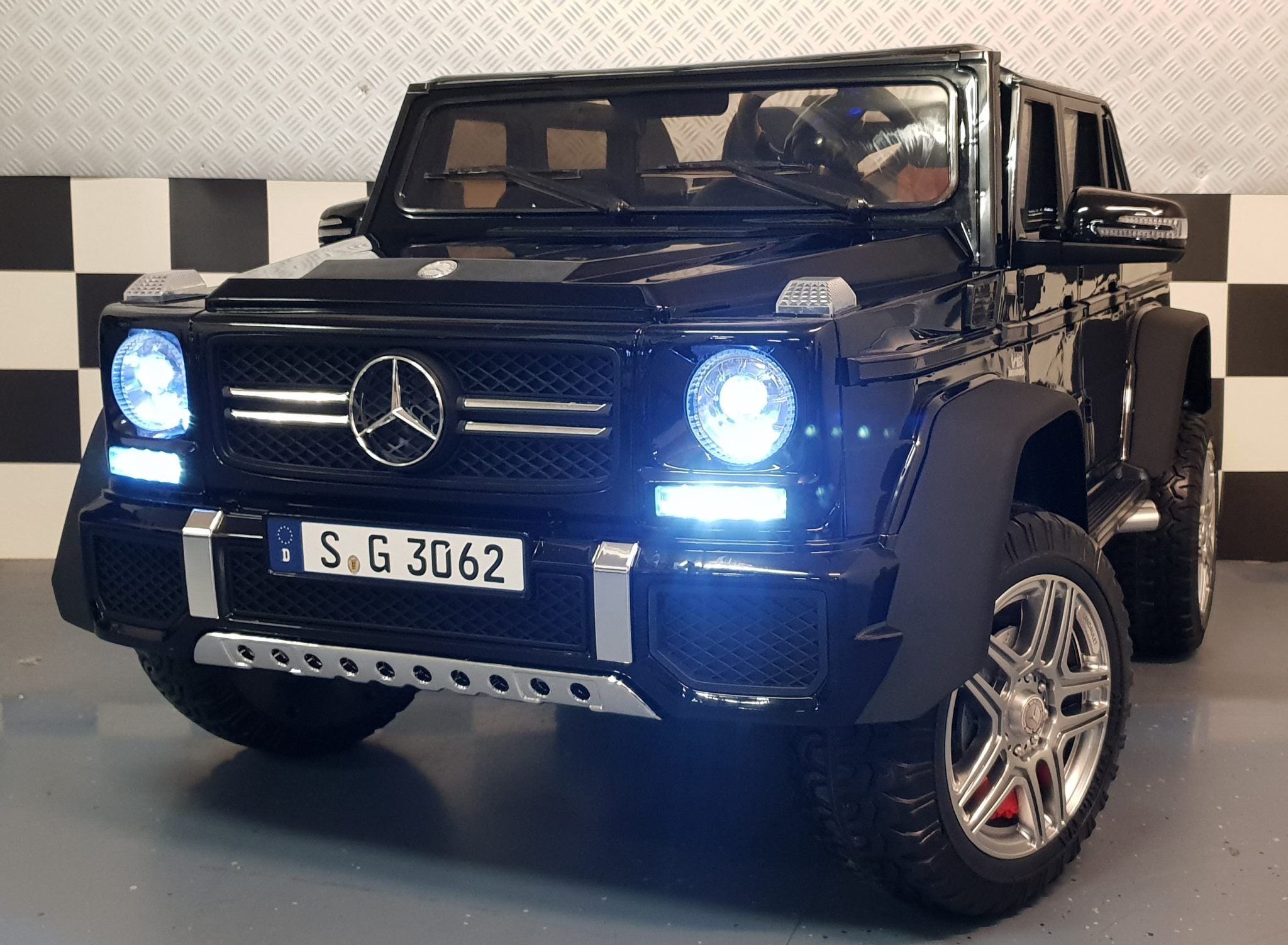 Accu kinderauto 2 persoons Mercedes Benz G650 Maybach 4WD 2x12V