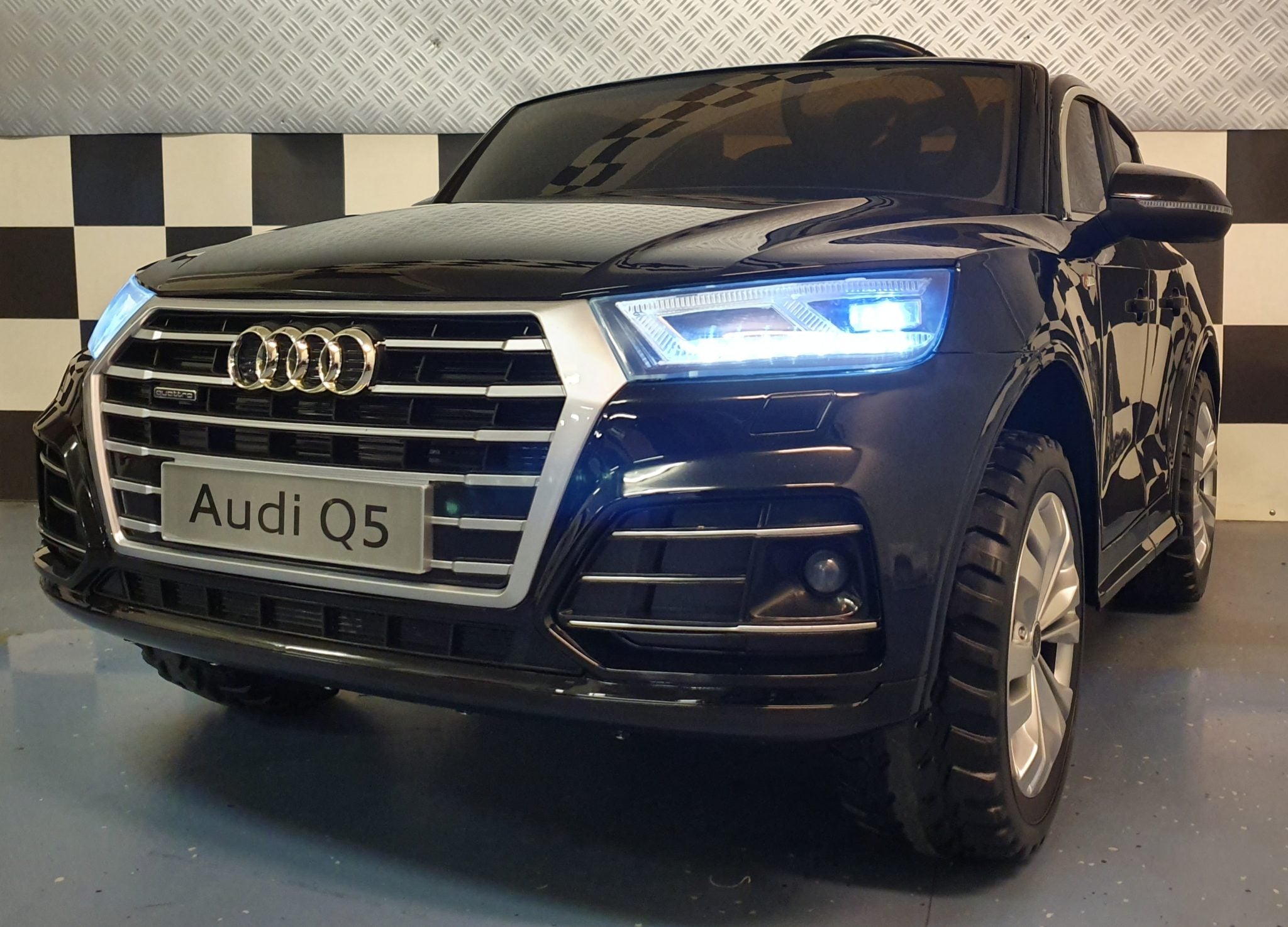 Accu kinderauto Audi Q5 2 persoons 2.4G 4WD en MP4 metallic zwart