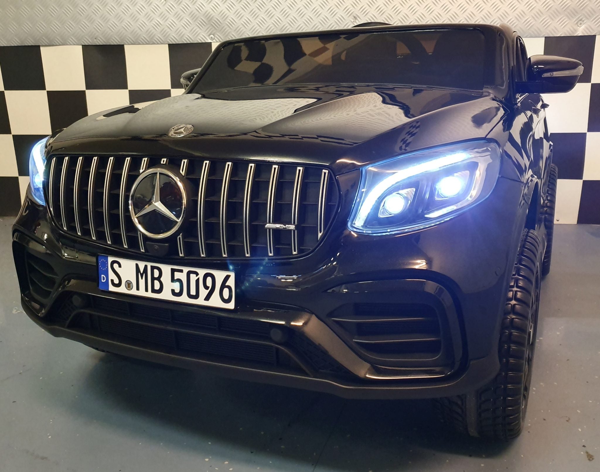 Elektrische auto kind Mercedes GLC63 2 persoons metallic zwart