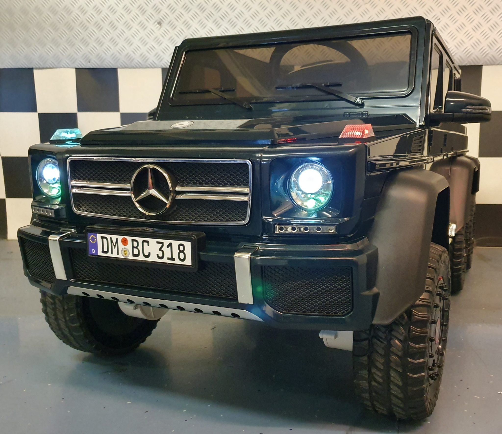 Elektrische kinderauto Mercedes G63 6x6 met MP4 12V groen