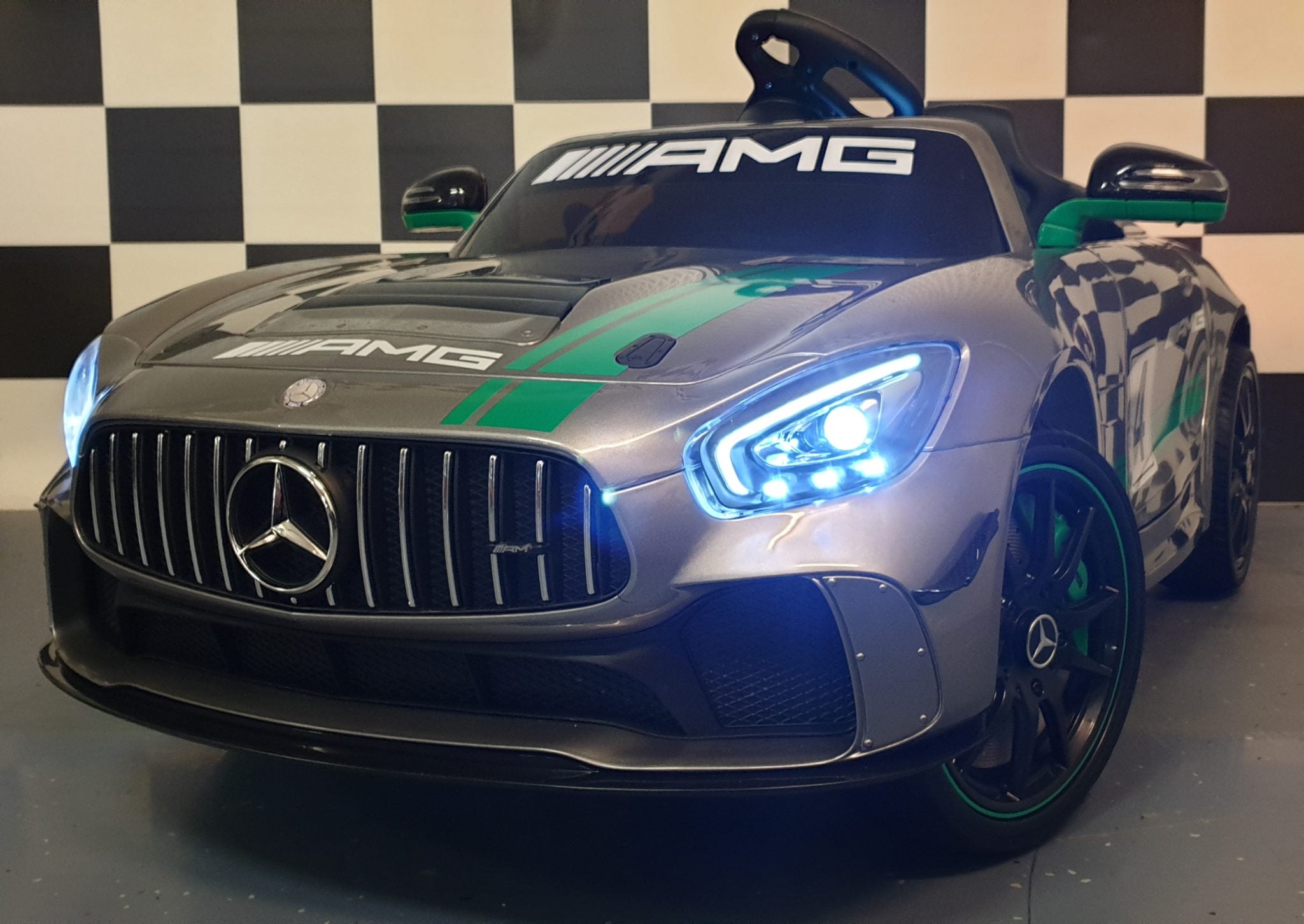 Kinderauto Mercedes GT AMG TV scherm 12Volt zilver