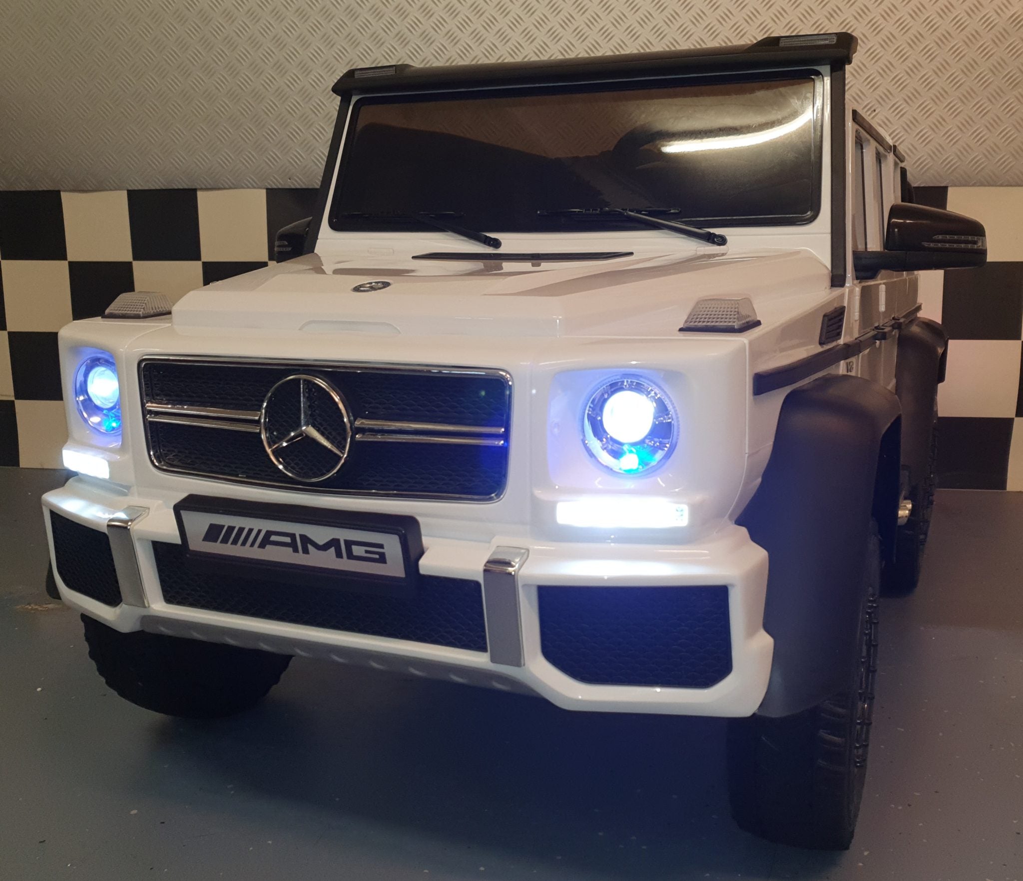2 zits kinderauto Mercedes 6x6 AMG 12V wit